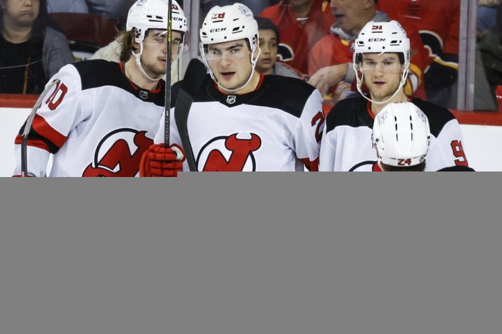 Meier (au centre) et les Devils ont cueilli samedi leur 3e succès d'affilée © KEYSTONE/AP/Jeff McIntosh