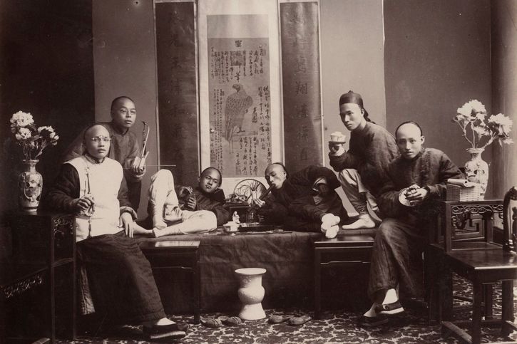 Fumeurs d’opium vers 1880 en Chine, photographiés par le Chinois Lai Afong. © Adobe Stock/DR