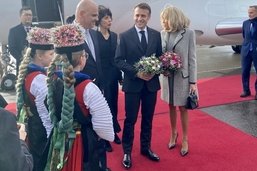 Deux jeunes filles de Guin accueillent Emmanuel Macron à Berne