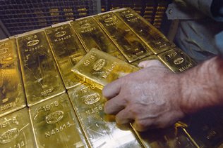 L'or bat son record historique à plus de 2100 dollars l'once