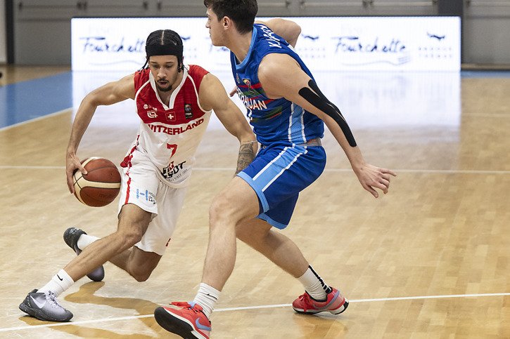 Selim Fofana a mené la Suisse à la victoire jeudi à Fribourg © KEYSTONE/PETER SCHNEIDER