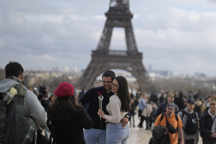 La Tour Eiffel est rouverte. © KEYSTONE/AP/Thibault Camus