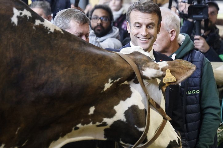 Journée agitée pour un Emmanuel Macron malgré tout souriant au Salon de l'Agriculture. © KEYSTONE/EPA/LUDOVIC MARIN / POOL