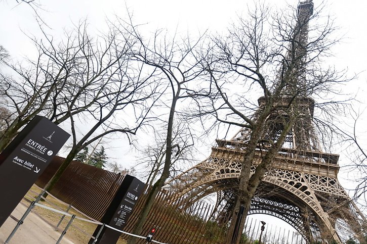 La tour Eiffel rouvrira ses portes aux touristes dimanche, après six jours de fermeture en raison d'une grève. © KEYSTONE/EPA/Mohammed Badra
