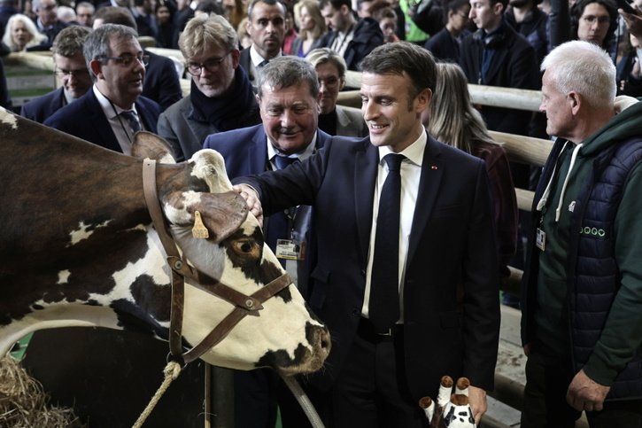 Journée agitée pour un Emmanuel Macron malgré tout souriant au Salon de l'agriculture à Paris. © KEYSTONE/EPA/CHRISTOPHE PETIT TESSON / POOL