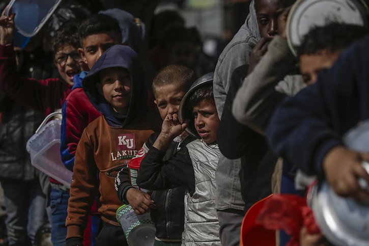 Des enfants palestiniens déplacés font la queue dans l'espoir de recevoir de la nourriture de donateurs arabes et palestiniens à Deir Al Balah, dans le sud de la bande de Gaza assiégée. © KEYSTONE/EPA/MOHAMMED SABER