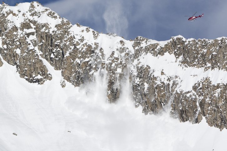 Pour désamorcer le risque d'avalanche, on a souvent recours à des explosions (archives). © KEYSTONE/DOMINIC STEINMANN