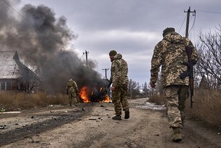 Après 2 ans de guerre,Zelensky proclame que l'Ukraine "vaincra"
