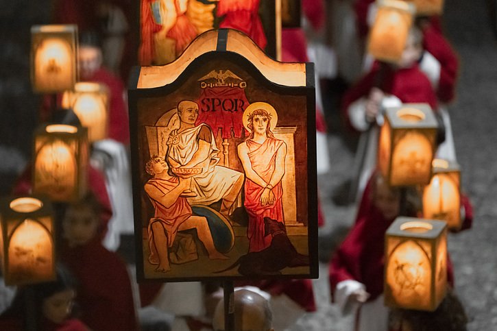 Des habitants de Mendrisio portent des lanternes illuminées racontant la Passion du Christ (archives). © KEYSTONE/TI-PRESS/PABLO GIANINAZZI
