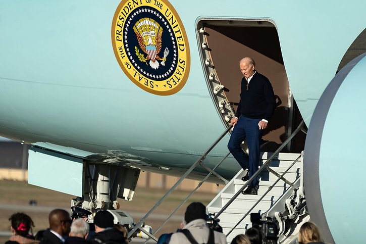 Certains accompagnateurs du président américain à bord d'Air Force one auraient tendance à garder des souvenirs de leur voyage, selon une enquête de Politico (Photo d'illustration(. © KEYSTONE/EPA/Leigh Vogel / POOL