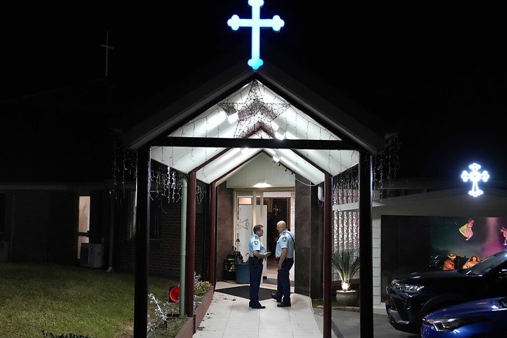 L'assaillant a attaqué un évêque lors d'un sermon diffusé en direct dans une église assyrienne de Sydney. © KEYSTONE/AP/Mark Baker