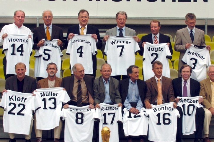 Bernd Hölzenbein et les Allemands vainqueurs de la Coupe du monde 1974 lors d'une réunion en 2004 © KEYSTONE/EPA/ARMIN WEIGEL