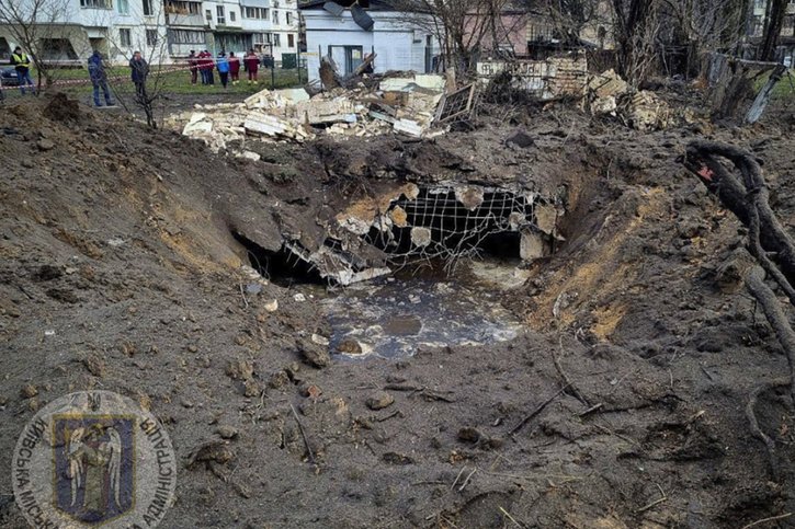 La Russie poursuit ses attaques (illustration avec des dégâts à Kiev) © KEYSTONE/AP