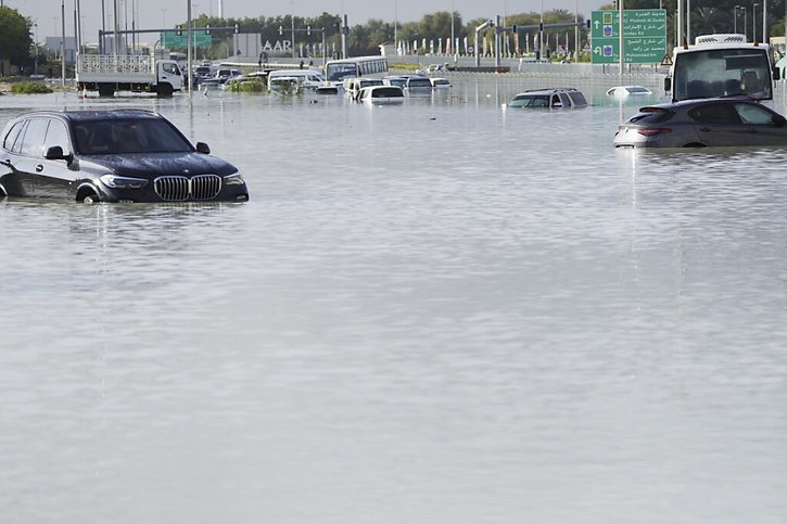 Dubaï sous les eaux, les pluies torrentielles ont peut-être été provoquées par des ensemencements de nuages. © KEYSTONE/AP/Jon Gambrell