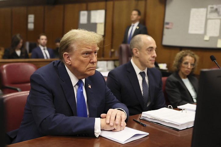 Donald Trump au côté de ses avocats au tribunal jeudi durant la sélection du jury. © KEYSTONE/AP/Brendan McDermid
