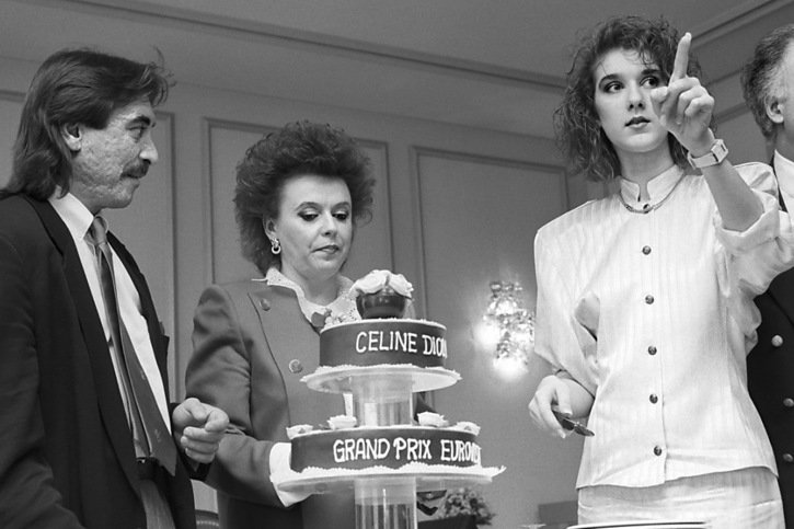 Céline Dion a remporté l'Eurovision pour la Suisse en 1988 (ici avec le compositeur Atilla Sereftug  et la chanteuse Nella Martinetti, auteure du texte de "Ne partez pas sans moi") (archives). © KEYSTONE/STR