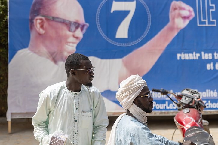 Des partisans du premier ministre tchadien Succès Masra devant une affiche de leur candidat (archives). © KEYSTONE/EPA/JEROME FAVRE