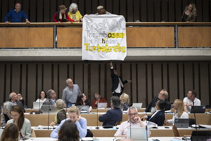 Des opposants à la vaccination ont manifesté lundi dans la salle du parlement zurichois. © KEYSTONE/ENNIO LEANZA