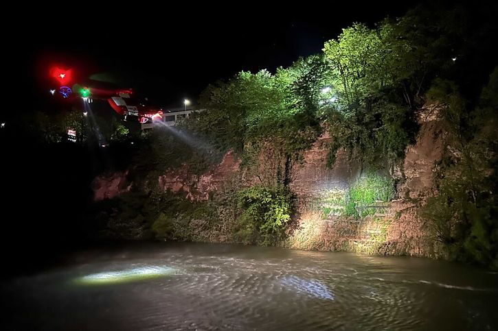 L'accident a eu lieu sur une rive escarpée de la Limmat à la hauteur de Wettingen (AG). Un jeune homme tombé dans la rivière s'est noyé. © Police cantonale argovienne