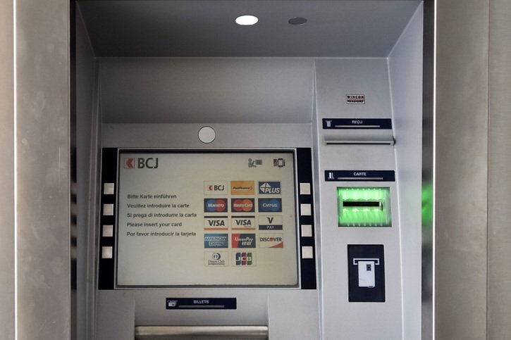 Plusieurs bancomats et agences de la BCJ ont été fermés jusqu'à nouvel avis. (archive) © KEYSTONE/GEORGIOS KEFALAS
