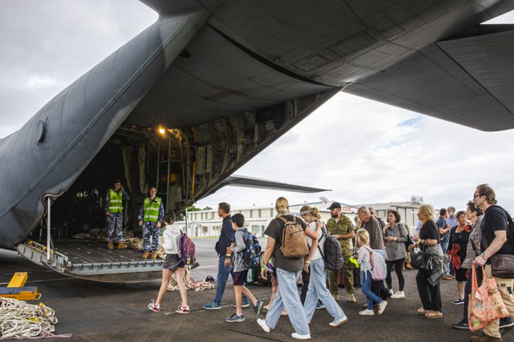 L'Australie et la Nouvelle-Zélande ont annoncé l'envoi de plusieurs vols pour rapatrier leurs ressortissants bloqués. Sur l'image, des touristes australiens embarquent à Nouméa mardi. © KEYSTONE/AP/LAC Adam Abela