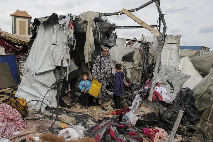 Des Palestiniens déplacés inspectent leurs tentes détruites par les bombardements israéliens à Rafah. © KEYSTONE/AP/Jehad Alshrafi
