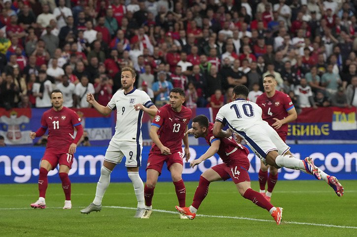 Jude Bellingham (no 10) a inscrit le but de la victoire pour l'Angleterre face à la Serbie. © KEYSTONE/AP/Martin Meissner