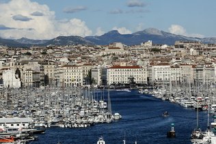 La flamme olympique est arrivée au large de Marseille