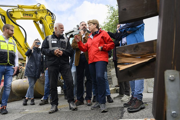 Viola Amherd (à droite) sur le terrain en Valais pour apporter son soutien aux autorités et à la population. © KEYSTONE/JEAN-CHRISTOPHE BOTT