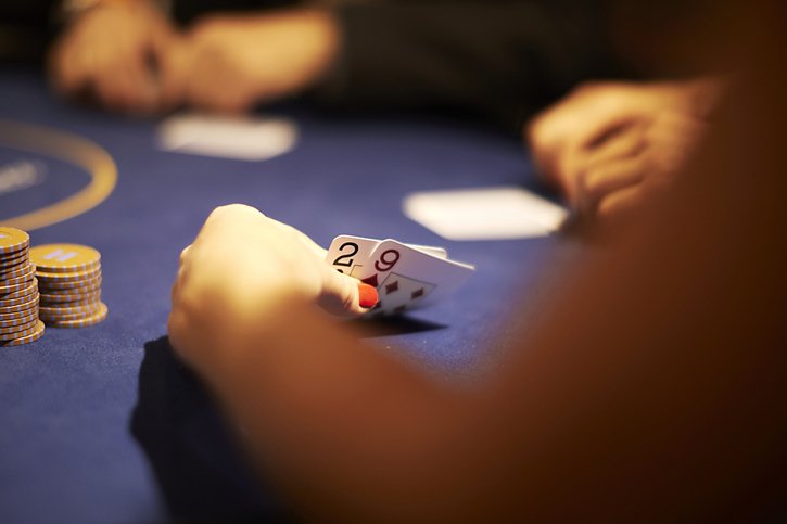 Soupçonnés d'avoir écumé les casinos d'Europe en trichant au poker, deux hommes ont été placés en détention en France (Photo d'illustration).. © KEYSTONE/GAETAN BALLY