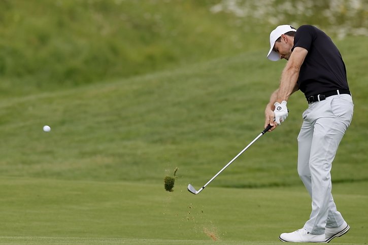 Joel Girrbach sur le 4e trou samedi à Guyancourt. © KEYSTONE/EPA/ERIK S. LESSER