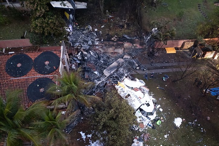 L'avion s'est écrasé sur quartier d'habitations de Vinhedo, où il n'y a pas eu de victimes supplémentaires. © KEYSTONE/EPA/Isaac Fontana