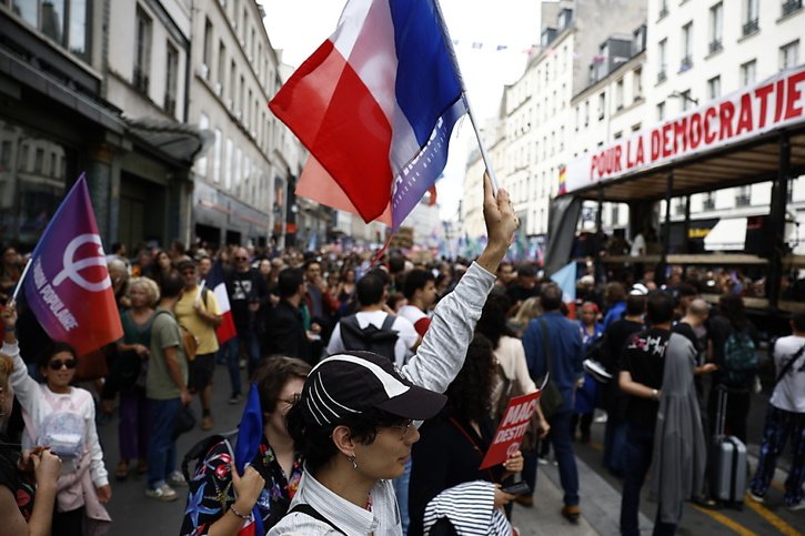 Michel Barnier doit déjà faire face samedi à des manifestations à l'appel de La France insoumise, notamment à Paris. © KEYSTONE/EPA/YOAN VALAT