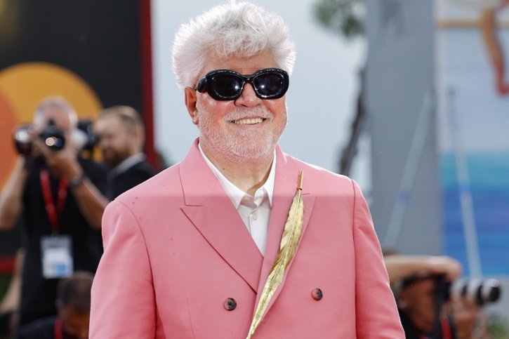 Pedro Almodovar, lion d'or à Venise pour "La chambre d'à côté". © KEYSTONE/EPA/FABIO FRUSTACI