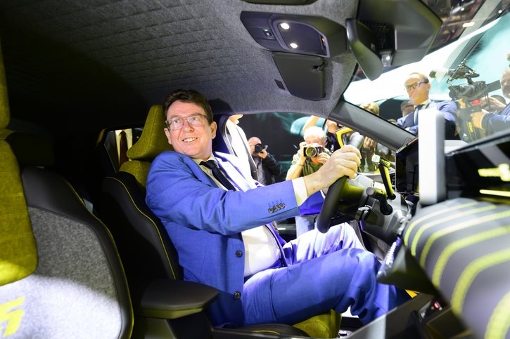 Fin d’une exemption: Albert Rösti veut taxer les voitures électriques dès 2030