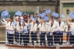 Le bateau de la délégation grecque lance la parade sur la Seine